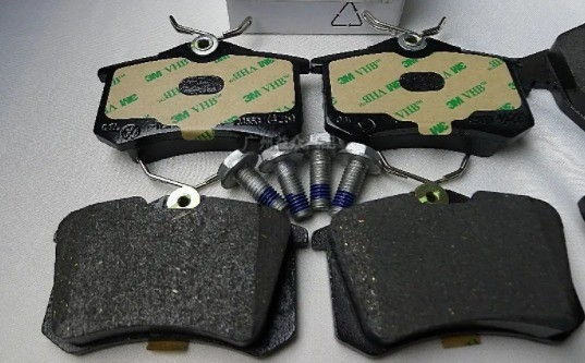 Fonction de disque et position arrière Plaquettes de frein arrière OE 2Q0698451C avec céramique